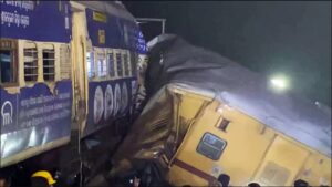 आंध्र प्रदेश में दो पैसेंजर ट्रेनों की आपस में टक्कर, अब तक 13 की मौत, 50 घायल