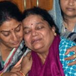 ‘प्रदर्शनी मत लगाओ’… शहीद कैप्टन की मां को चेक देने पहुंचे यूपी के मंत्री का वी‍ड‍ियो वायरल, व‍िपक्षी नेताओं ने दिए ये रिएक्शन