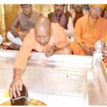 CM योगी ने झुकाए बाबा विश्वनाथ के दर पर शीश, समृद्ध उत्तर प्रदेश के लिए की प्रार्थना