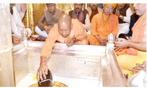 CM योगी ने झुकाए बाबा विश्वनाथ के दर पर शीश, समृद्ध उत्तर प्रदेश के लिए की प्रार्थना
