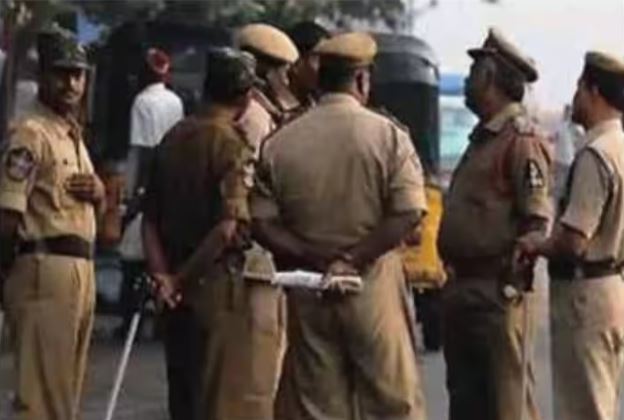एकतरफा प्यार का खौफनाक अंत… कुल्हाड़ी से युवती को काट डाला, फिर आरोपी ने खाया जहर