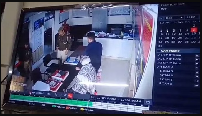 अलीगढ़: थाने में दारोगा से चली गोली, फरियादी महिला के कनपटी में लगी- Video