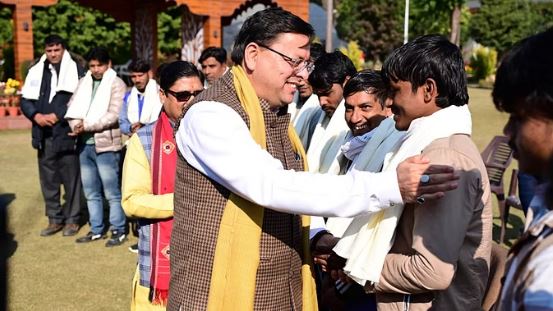41 जिंदगियां बचाने वाले रैट माइनर्स को CM धामी ने किया सम्मानित, दिया 50-50 हजार का चेक