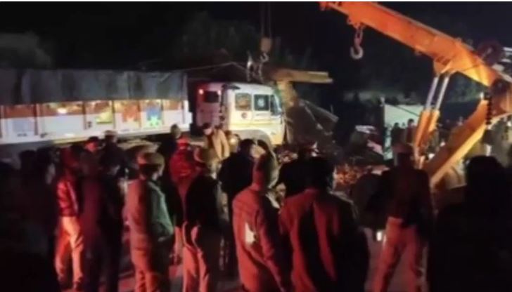 यूपी के इटावा में बड़ा हादसा, ढाबे में घुसा बेकाबू ट्रक, तीन लोगों की मौत