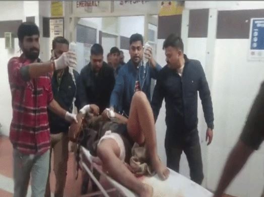 बदमाश ने पुलिस टीम पर की ताबड़तोड़ फायरिंग, एक जवान को लगी गोली; बदमाश को लिया हिरासत में