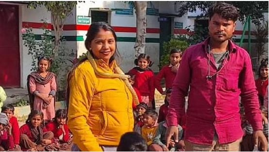 सरकारी स्कूल की टीचर ने गले में लपेटा सांप, नजारा देखकर उड़ गए सबके होश; खंड शिक्षा अधिकारी ने की ये कार्रवाई