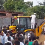 मऊ में ईदगाह की दीवार गिरने से 21 महिलाएं-बच्चे मलबे में दबे, 4 की मौत