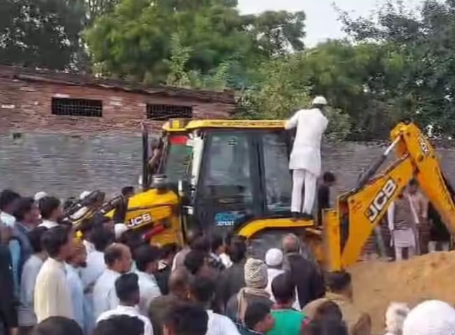 मऊ में ईदगाह की दीवार गिरने से 21 महिलाएं-बच्चे मलबे में दबे, 4 की मौत