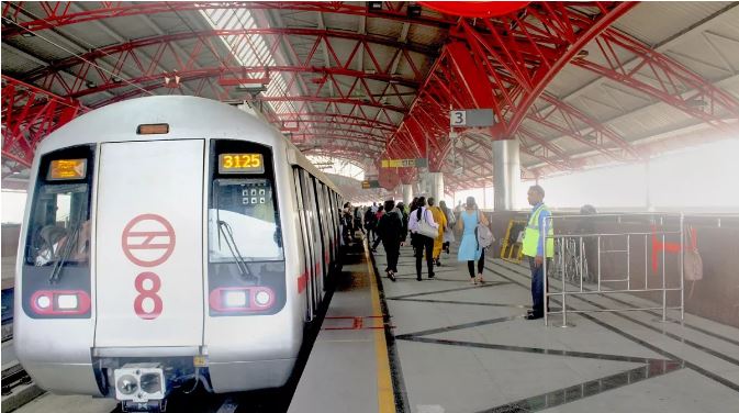 दिल्ली मेट्रो में फंसी साड़ी, 25 मीटर तक घिसटती चली गई महिला… इलाज के दौरान मौत