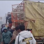 हादसे के बाद मची मुर्गे-मुर्गियां लूटने की होड़, बोरियों में भरकर ले गए लोग, NH पर दिखा हैरान करने वाला नजारा