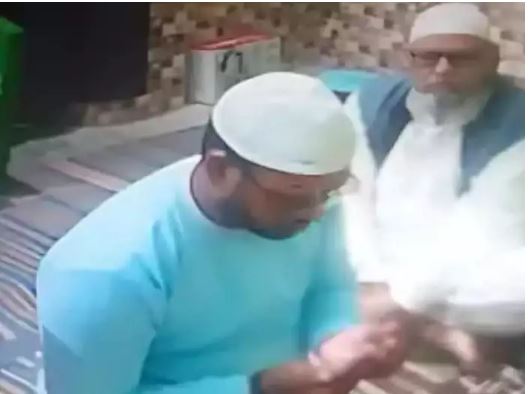 UP: टोपी पहन मस्जिद पहुंचे, नमाज पढ़ी… नायब तहसीलदार ने किया धर्म परिवर्तन!