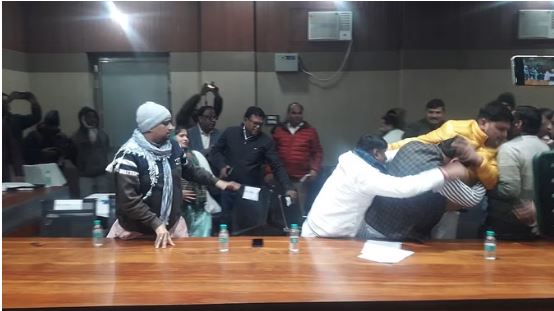 शामली पालिका की बोर्ड बैठक में भिड़े सभासद, जमकर चले लात-घूंसे, Video वायरल