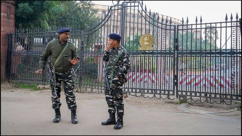 संसद में सुरक्षा चूक: गृह मंत्रालय ने गठित की कमेटी, जांच करेंगे CRPF DG