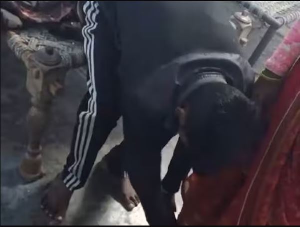 रेप के आरोपी को चप्पलों से पीटा, फिर पिलाई पेशाब, वीडियो वायरल होने के बाद हरकत में आई पुलिस