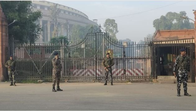 संसद में सुरक्षा की चूक मामले में लोकसभा सचिवालय के 8 कर्मचारी सस्पेंड, स्पीकर ने दिए जांच के आदेश