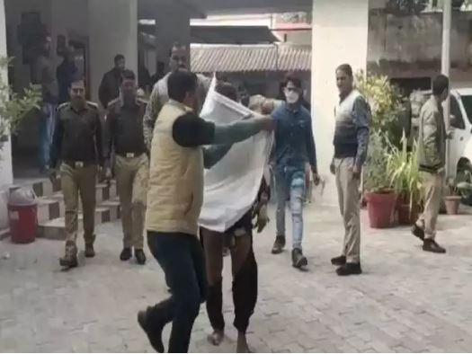 ‘मैं बचूंगा नहीं, मेरी मौत के जिम्मेदार…’, पुल‍िस अधि‍कारी की प्रताड़ना से परेशान युवक ने SP ऑफ‍िस में खुद को लगाई आग
