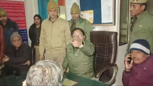 व्यापारी को दारोगा ने जड़ा थप्पड़, फिर ACP ने धमकाया, कहा- 3 थानों की फोर्स खड़ी करूंगी