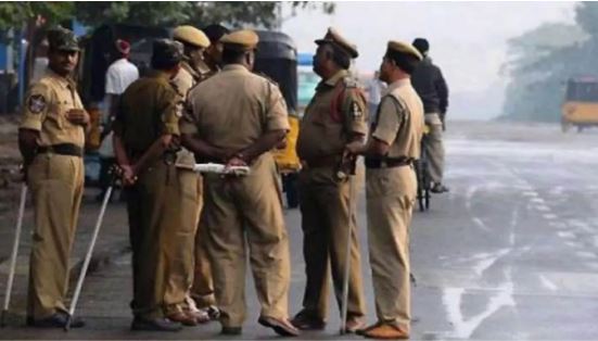 ग्रीन बेल्ट में पेड़ पर लटका मिला महिला का शव, पुलिस ने की जांच शुरू