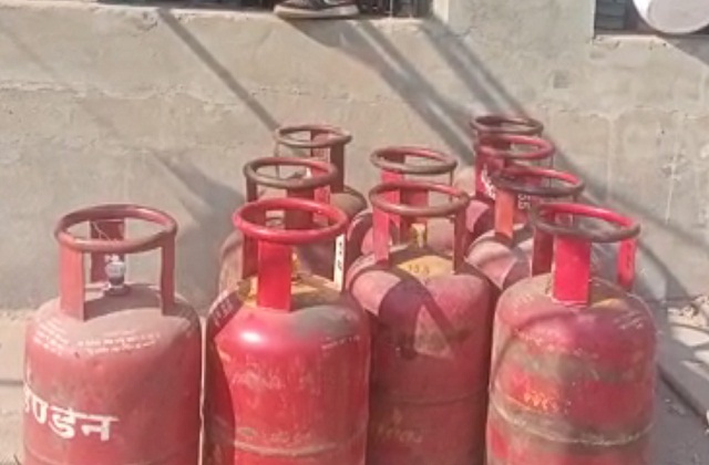 ट्रक चालकों की हड़ताल से रसोई गैस की कालाबाजारी शुरू; 1500 से 2000 रुपये में बेचे जा रहे सिलेंडर
