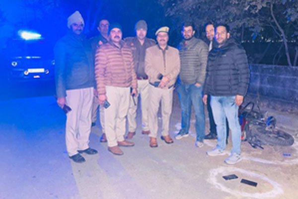 Noida Encounter: पुलिस-लुटेरों के बीच मुठभेड़, एक बदमाश गिरफ्तार; अंधेरे का फायदा उठाकर साथी हुआ फरार