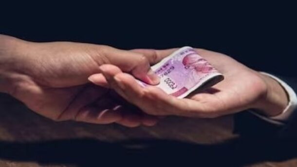 ग्रेटर नोएडा में विकास भवन से हेड क्लर्क रिश्वत लेते गिरफ्तार, विजिलेंस की टीम ने रंगेहाथ दबोचा