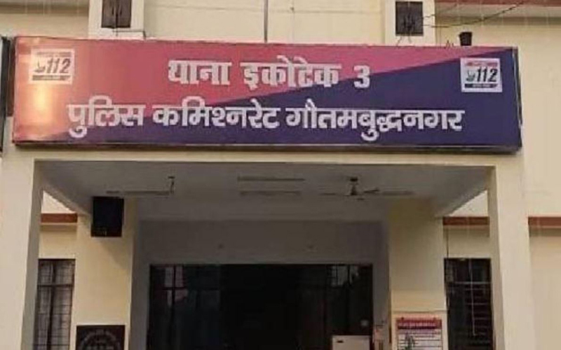 नोएडा में चार युवकों का दुस्साहस, परेशान युवती ने छोड़ी ट्रेन; पीछा कर छेड़छाड़ करते रहे और फिर…