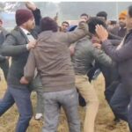महराजगंज में वकीलों ने पुलिस दरोगा को दौड़ा-दौड़ा कर पीटा, मचा हड़कंप, वीडियो वायरल
