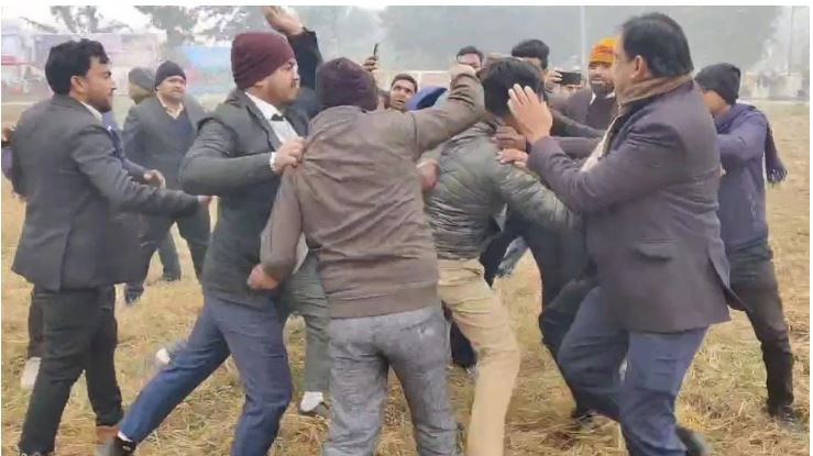 महराजगंज में वकीलों ने पुलिस दरोगा को दौड़ा-दौड़ा कर पीटा, मचा हड़कंप, वीडियो वायरल