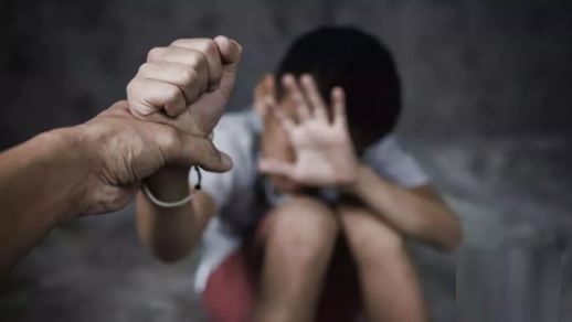 दिल्ली के हौज खास में नाबालिग से मारपीट के बाद किया कुकर्म, VIDEO बनाकर लड़के की मां को भेजा