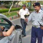 लाइसेंस मांगने पर ड्राइवर ने पुलिस कर्मियों की ओर दौड़ाई कार, 800 मीटर तक बोनट पर लटका रहा कांस्टेबल
