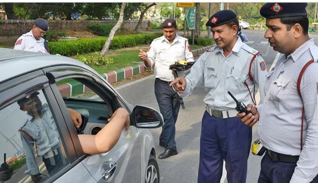 लाइसेंस मांगने पर ड्राइवर ने पुलिस कर्मियों की ओर दौड़ाई कार, 800 मीटर तक बोनट पर लटका रहा कांस्टेबल