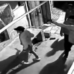 द्वारका में चार बदमाशों ने घर के दरवाजे और खिड़की पर की फायरिंग, ईंट-पत्थर फेंके; VIDEO वायरल