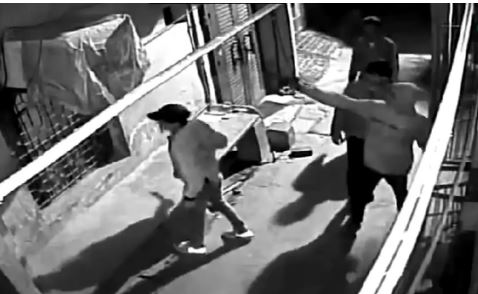 द्वारका में चार बदमाशों ने घर के दरवाजे और खिड़की पर की फायरिंग, ईंट-पत्थर फेंके; VIDEO वायरल