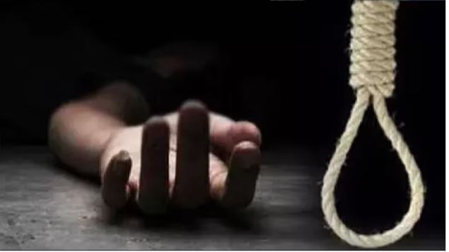 दहेज के लिए विवाहिता की हत्या का आरोप, फंदे से लटका मिला शव