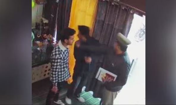 Pizza Restaurant में पर्दे के अंदर कपल को देख भड़के दारोगा, लड़कों को पीटा, लड़कियां भागी