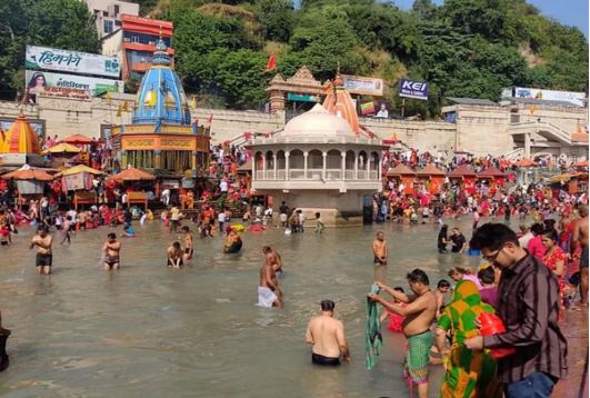 हरिद्वार गंगा में डूबकी लाने पहुंचे श्रद्धालु, सात जोन-17 सेक्टर में बांटा क्षेत्र
