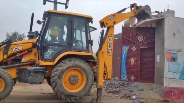 सिपाही को गोली मारने वाले मुन्ना यादव के घर पर चला बुलडोजर, यहीं से की थी पुलिस टीम पर फायरिंग