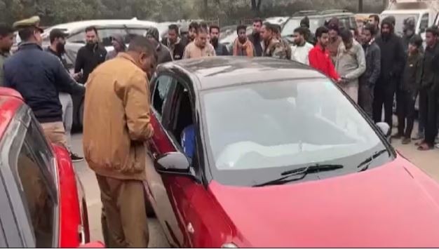 गैंगस्टर भाई की वजह से एयरलाइंस के क्रू मेंबर ने गंवाई जान! Noida में दिनदहाड़े हुए मर्डर में 2 गिरफ्तार