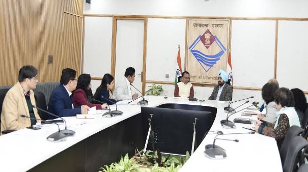 अब 60 की उम्र की रिटायर नहीं होंगे डॉक्टर, सरकार ने बढ़ा दी विशेषज्ञ चिकित्सकों की सेवानिवृत्ति आयु