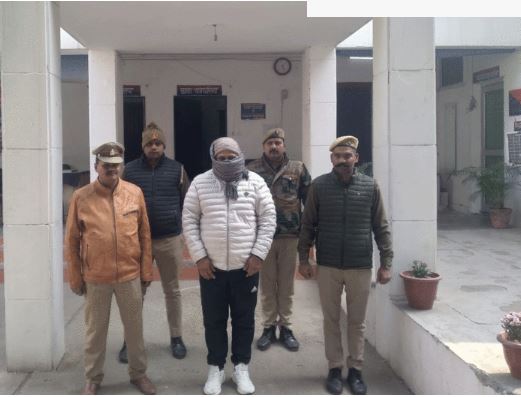 नोएडा पुलिस ने कुख्यात बदमाश रवि काना के खिलाफ गैंगस्टर एक्ट में किया मुकदमा दर्ज, मॉल की पार्किंग में लड़की से गैंगरेप का आरोप, 3 गिरफ्तार