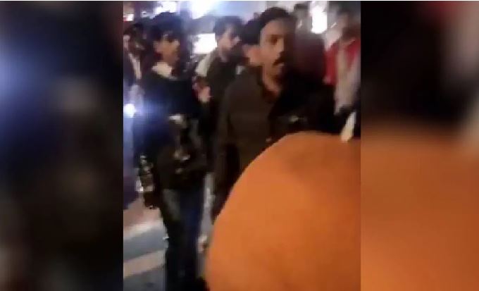 अलीगढ़: पहले पुलिसकर्मियों को गालियां दीं, फिर सड़क पर दौड़ाया… BJP नेताओं की गुंडई का Video