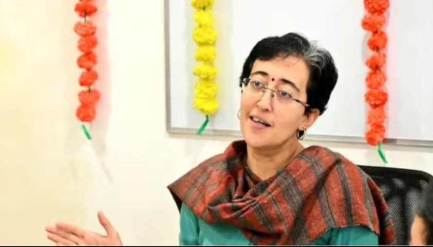 अरविंद केजरीवाल के बाद अब आतिशी के घर पहुंची क्राइम ब्रांच की टीम, विधायकों की खरीद-फरोख्त का है मामला