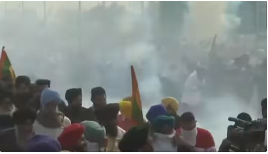 धुआं-धुआं बॉर्डर… ड्रोन से दागे गए आंसू गैस के गोले, पुलिस के हाथों में नए-नए ‘हथियार’