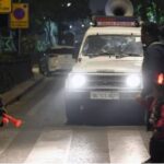 भीड़ के बीच युवक को चाकू घोंप-घोंप कर मारा, दिल्ली में खौफनाक मर्डर का वीडियो वायरल