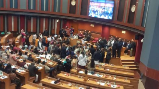 दिल्ली नगर निगम की बैठक में हंगामा, भाजपा पार्षद ने कट मोशन की प्रतियां फाड़कर हवा में लहराई
