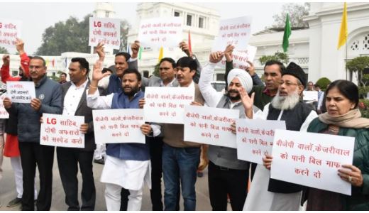 Delhi Assembly: विधानसभा में एलजी वीके सक्सेना के खिलाफ AAP विधायकों ने जमकर किया हंगामा, ये है वजह