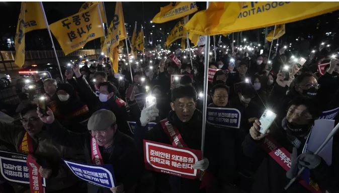 South Korea में 6 हजार से ज्यादा डॉक्टरों ने दिया इस्तीफा, मेडिकल सेवाएं ठप; सरकार के एक फैसले से मचा हाहाकार