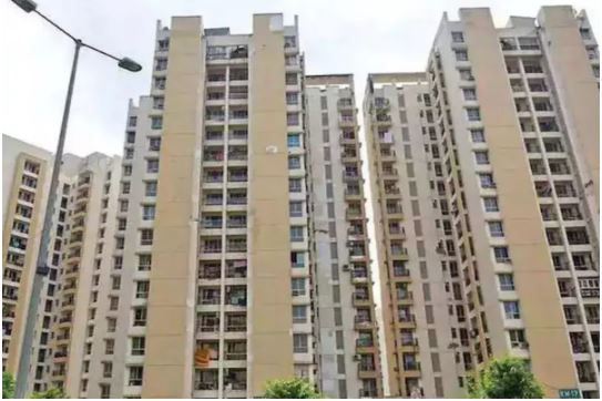 नोएडा में 12वीं के छात्र ने 22वीं मंजिल से लगा दी मौत की छलांग, अंग्रेजी का पेपर देकर आया था घर