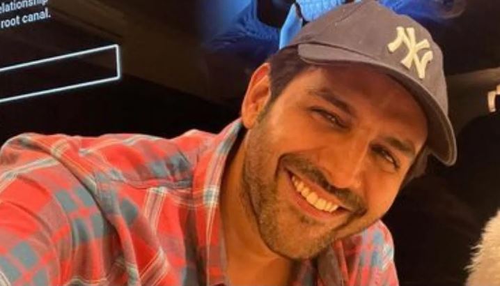 कार्तिक आर्यन से मिलने 1160 किलोमीटर साइकिल चलाकर मुंबई पहुंचा फैन, एक्टर के पांव छूकर लिया आशीर्वाद