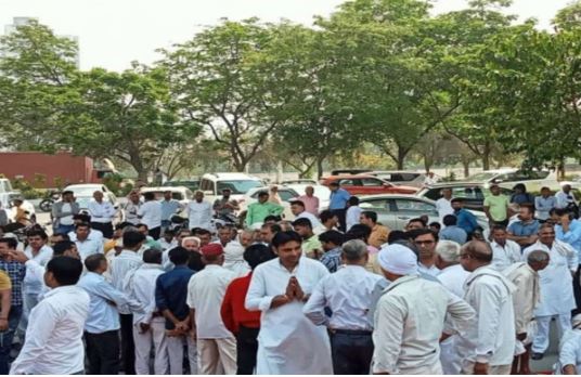 Noida News: आश्वासन लेकर पहुंचे अधिकारी और खत्म हो गया किसानों का धरना